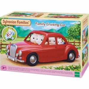 Rodinné cestovní auto červené s kočárkem a autosedačkou